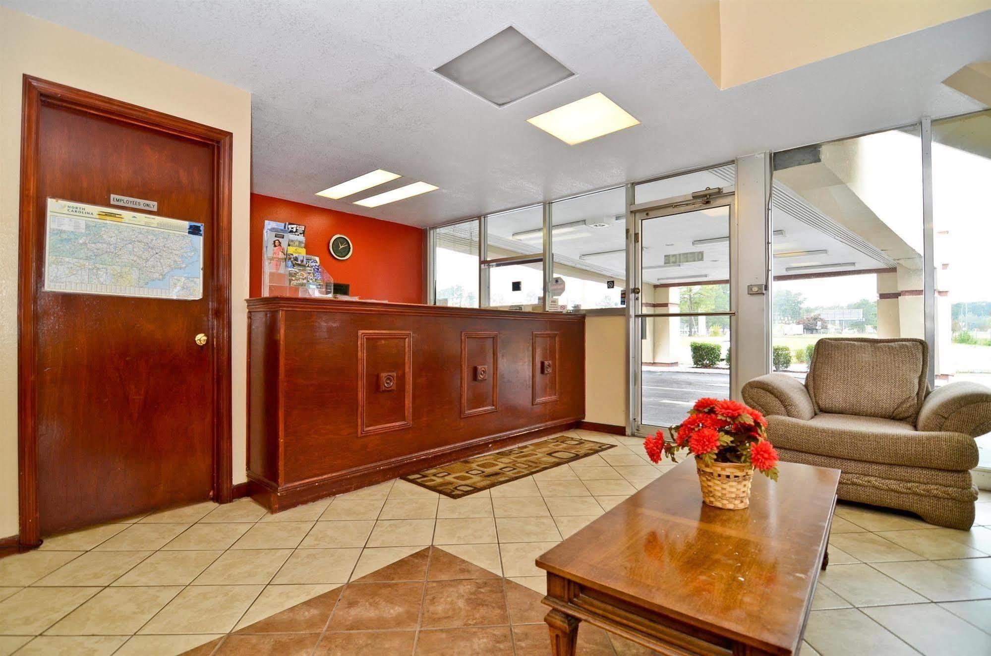 Americas Best Value Inn Smithfield Beltér fotó